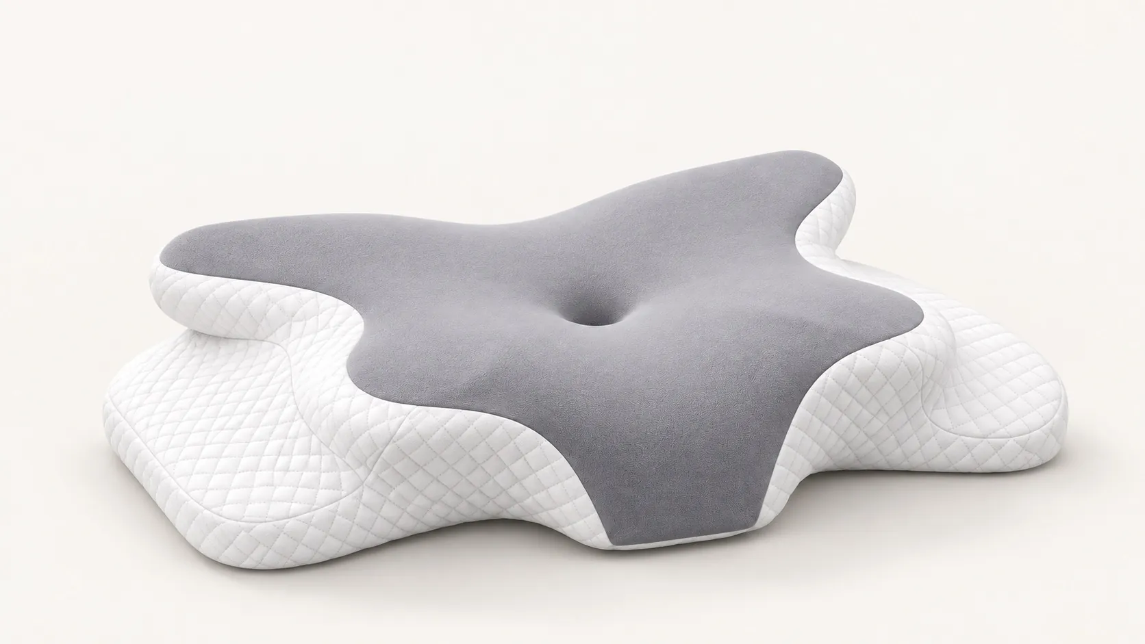 Vista editorial de la almohada completa: superficie gris, contorno de mariposa y laterales blancos acolchados