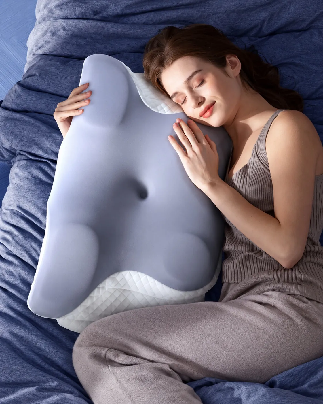 Escena de descanso con la almohada contorneada sobre ropa de cama azul